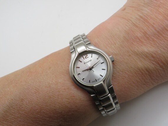 Vintage watch / womens sports watch / vintage 7.6" wrist size / Japan watch / vintage Watch / watches e26