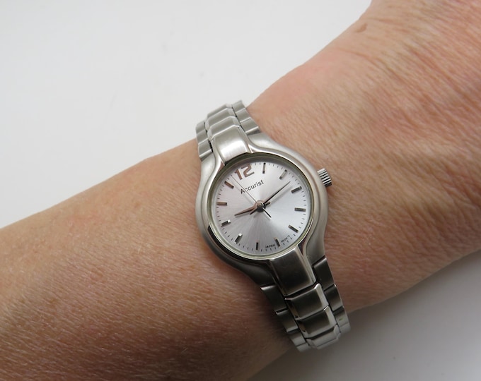 Vintage watch / womens sports watch / vintage 7.6" wrist size / Japan watch / vintage Watch / watches e26