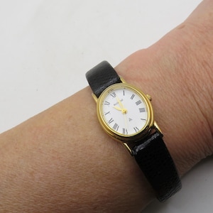 vintage oval gold watch /  hirsch strap / 5.5'--7.2" wrist size max / vintage womans  Y2K watch / Japan watch / vintage Watch / (h20)