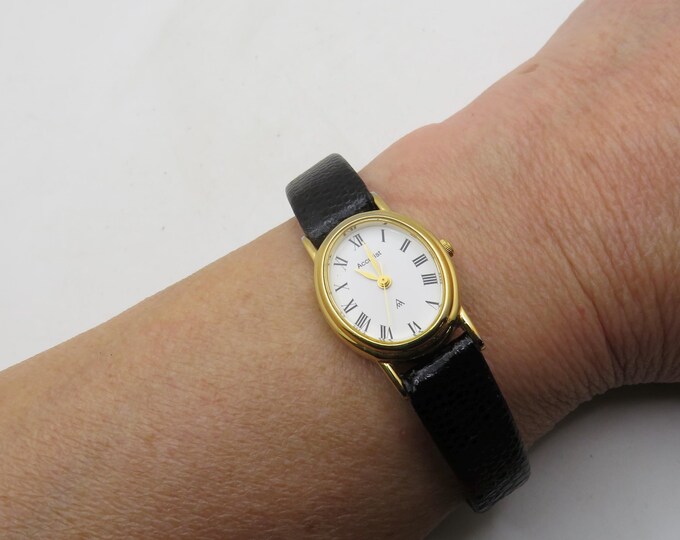 vintage oval gold watch /  hirsch strap / 5.5'--7.2" wrist size max / vintage womans  Y2K watch / Japan watch / vintage Watch / (h20)