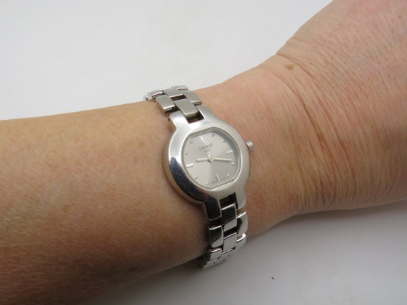 Vintage Tissot Ladies Watch: Silver Dial, Stainless Steel, 6" Wrist (e6)
