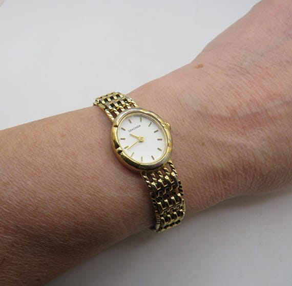 vintage womens gate bracelet Watch / dainty watch dial / 6.7' wrist / quartz watch dainty dial  / vintage / womens  watch (y6)