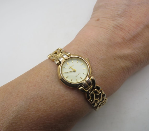 Gold Watch / Vintage Accurist  / quartz battery / womans gift / ladies  (w28)