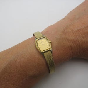 vintage seiko wrist watch / womans gold watch / wrist 6.8" watch / vintage gift  / watch / ladies watch (x31)