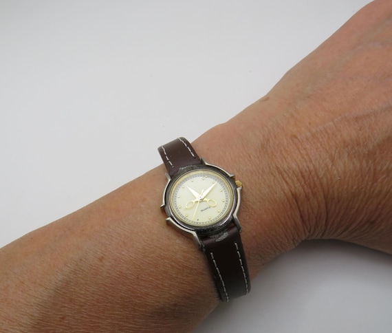 vintage seamstress gold watch / scissors / 5.4'--6.8" wrist size max / vintage womans  Y2K watch / Japan watch / vintage Watch / (x4)