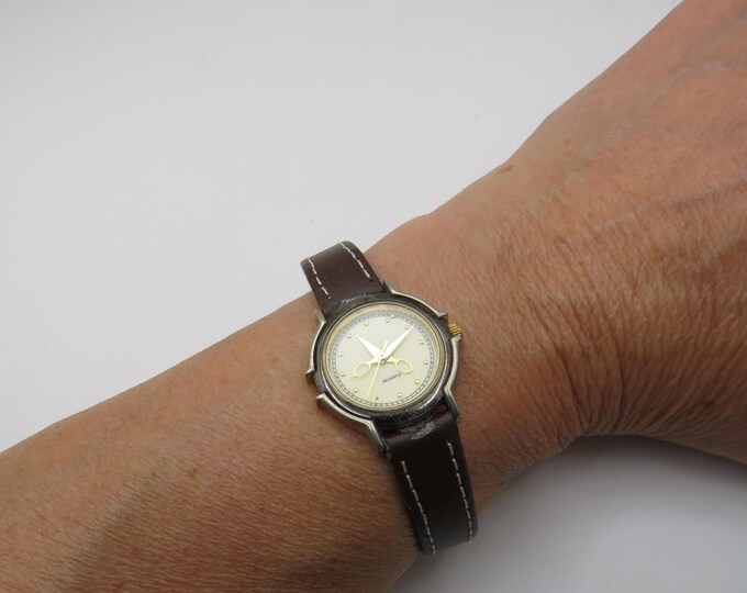 vintage seamstress gold watch / scissors / 5.4'--6.8" wrist size max / vintage womans  Y2K watch / Japan watch / vintage Watch / (x4)