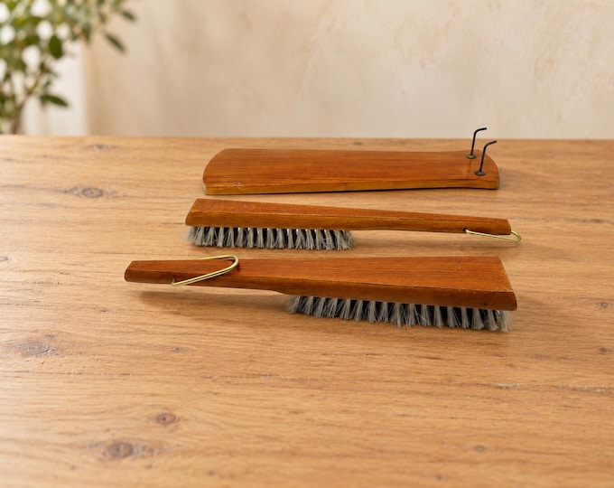 vintage teak clothes brush hipster /  Mid Century Wooden  clothes brushes / 1970s brush  beautiful  / (RB3)