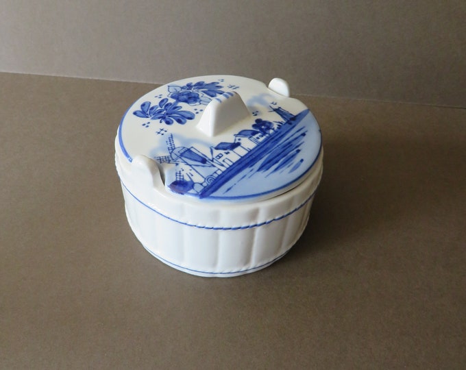 Delf / pot / Blue and White / Royal Delft with removable lid /  Windmill / Holland