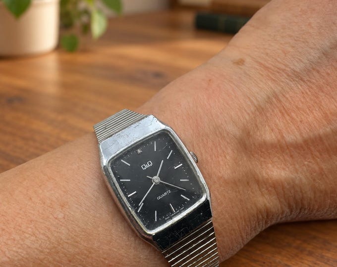 Vintage Q&Q Quartz Watch – Retro Black Dial Rectangle Watch – Adjustable Bracelet Watch – 1980s 1990s Wristwatch (bb28)