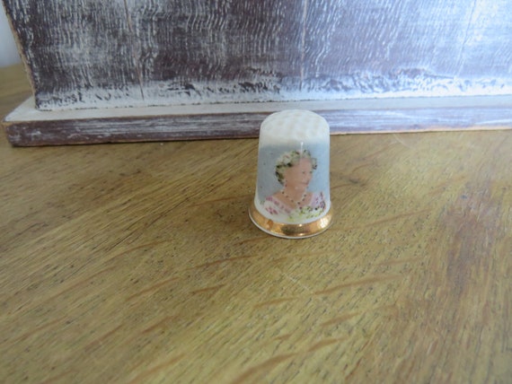 Queen Mother Bone China Thimble, British Royal Family / Vintage thimble / bone china / made in England / B2