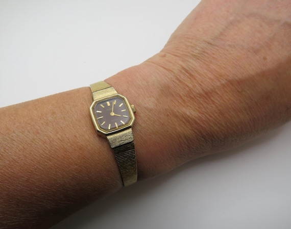 vintage watch / vintage pulsar by seiko wrist watch / womans watch /  vintage watch / vintage sport  / watch / ladies watch (i1)