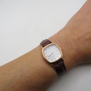 montre-bracelet vintage/montre pour femme en or rose/bracelet réglable en cuir de 5,8 po. à 7,5 po. max./montre vintage/montre pour femme (x17)