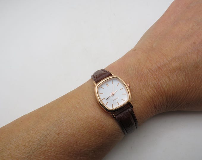 Vintage Rose Gold Ladies Watch: Adjustable Leather Strap (X17)