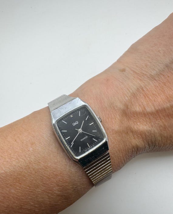 Vintage Q&Q Quartz Watch – Retro Black Dial Rectangle Watch – Adjustable Bracelet Watch – 1980s 1990s Wristwatch (bb28)