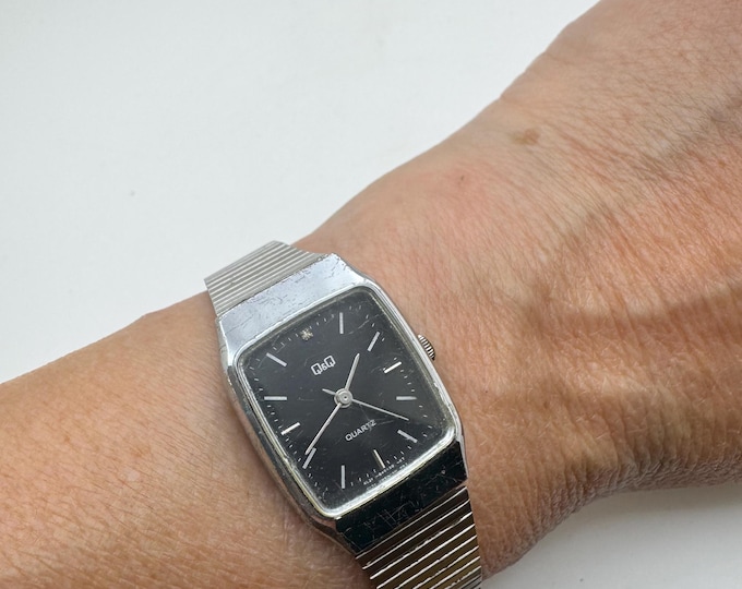 Vintage Q&Q Quartz Watch – Retro Black Dial Rectangle Watch – Adjustable Bracelet Watch – 1980s 1990s Wristwatch (bb28)