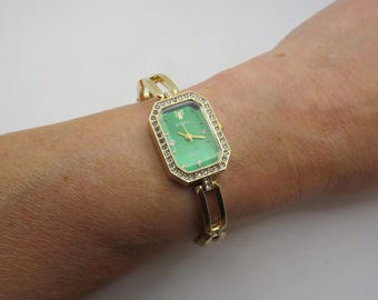 Reloj dorado: esfera verde, cara rectangular BB23