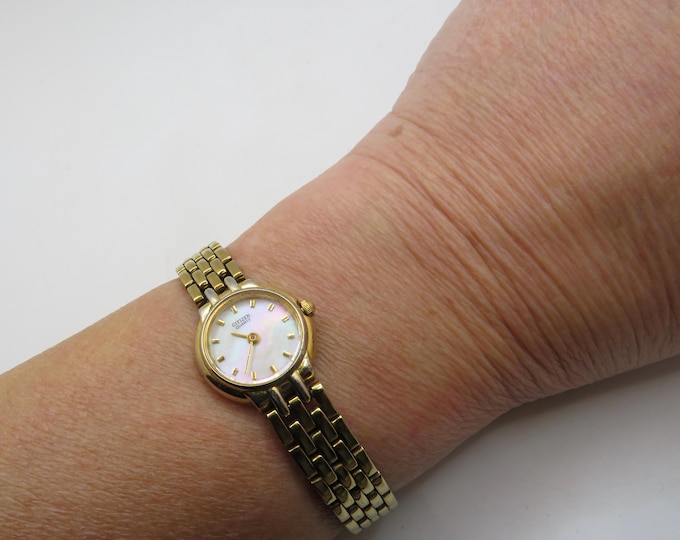 Vintage watch / Dainty oval Quartz watch / citizen gold Dress Watch /6.6" wrist size /  womens Watch /  Gift for her (v1)