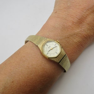 vintage womens gate bracelet Watch / dainty dial / 19.5cms wrist quartz watch  / vintage seiko  / womens  watch (b7)