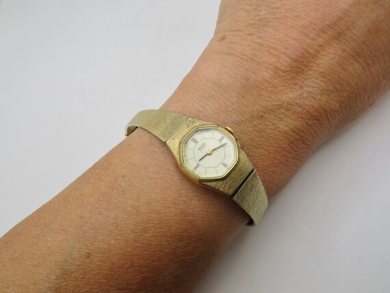 vintage womens gate bracelet Watch / dainty dial / 19.5cms wrist quartz watch  / vintage seiko  / womens  watch (b7)