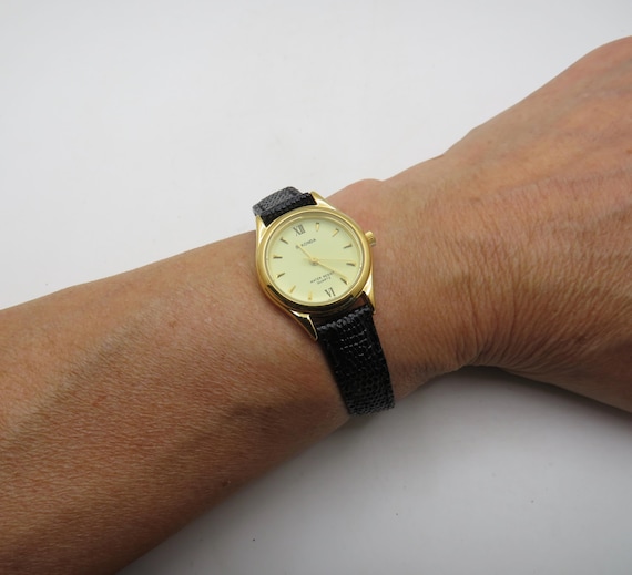 Vintage Sekonda Gold Plated Ladies Watch: 90s Style (y10)