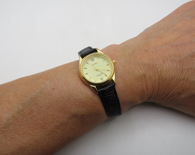 vintage gold watch / vintage womans  90s watch / sekonda watch / vintage Watch / watch ladies  watch (y10)