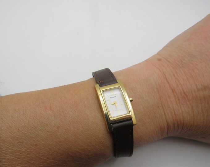 Vintage watch / Accurist dress watch / square dial /  Quartz watch / Ladies Gold Dress Watch /  ladies Watch /  Gift for her  (w1)