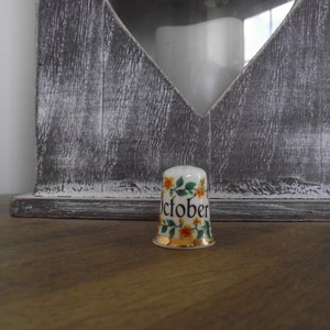 Vintage thimbles / Finsbury October thimble / beautiful Fine Bone China / bone china England made / B10