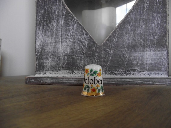 Vintage thimbles / Finsbury October thimble / beautiful Fine Bone China / bone china England made / B10