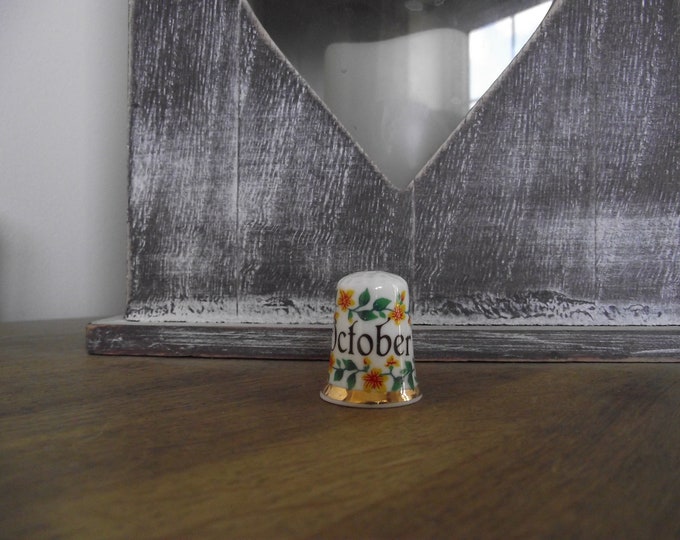 Vintage thimbles / Finsbury October thimble / beautiful Fine Bone China / bone china England made / B10