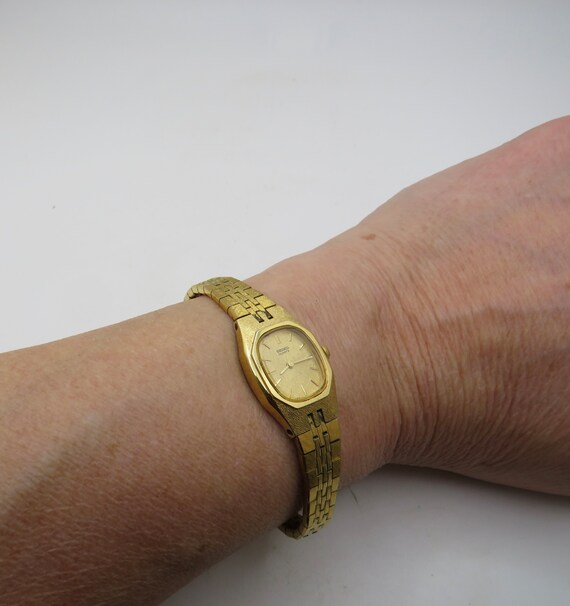 vintage gold watch / seiko 7.5" wrist size watch / vintage womans  80s watch / Japan watch / vintage Watch / watch  ladies  watch (R25)