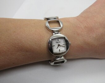 Vintage Fashion Watch / Womens Watch / Quartz Battery Watch / | Etsy