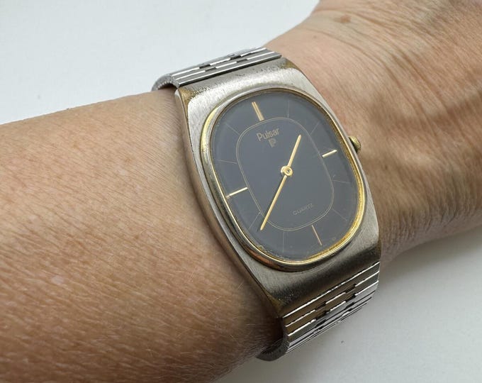 Pulsar by seiko vintage quartz wristwatch with integrated stainless steel bracelet (x31)