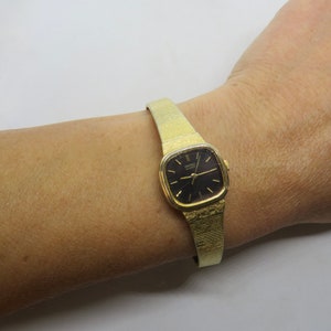 vintage gold tank watch / Seiko Quartz ladies watch / vintage wrist watch / Japan watch / vintage Watch / watch  / watch / ladies  watch