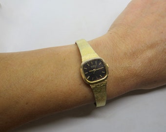 vintage gold tank watch / Seiko Quartz ladies watch / vintage wrist watch / Japan watch / vintage Watch / watch  / watch / ladies  watch