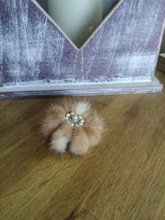 Vintage pearl Fur Brooch / made in England / ladies wear / vintage clothing / gift for her / 60's  (RB)