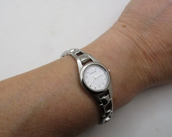 Vintage-Uhr / klassische Accurist-Uhr / Damenuhr / Vintage-Uhr / Quarzuhr / kleines Handgelenk 6,5" / Uhr / Vintage-Damenuhr / R24