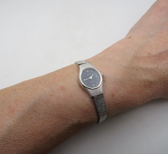 Vintage oval Stainless Steel Ladies Dress Watch – Working Condition (y23)