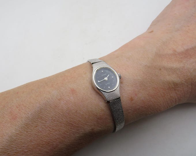 Vintage oval Stainless Steel Ladies Dress Watch – Working Condition (y23)