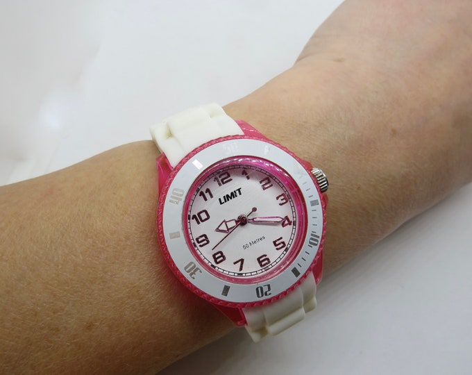 vintage digital watch / vintage white wrist watch / ladies watch / rubber bracelet  / watch / vintage sport  / watch / ladies watch