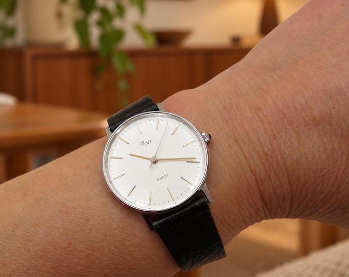 Vintage Timex Quartz Watch: Retro White Dial, Stainless Steel Back (J21)