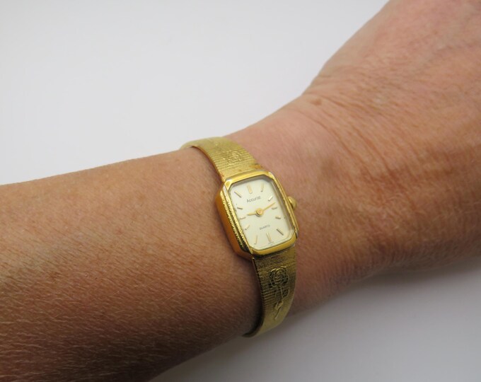 vintage watch / vintage wrist watch / womans gold watch / wrist 7.5" watch / vintage sport  / watch / ladies watch (u7)