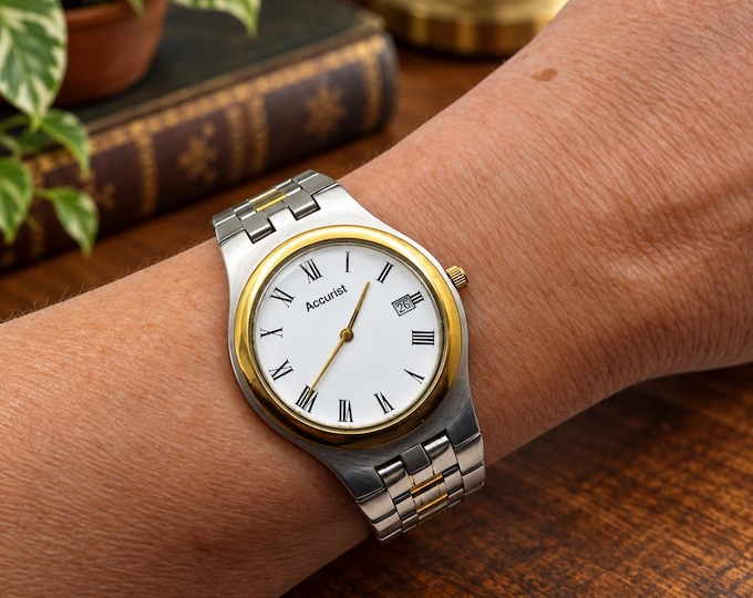 Vintage watch / dress sports watch / vintage gents Accurist Watch / 8" wrist  (e23)
