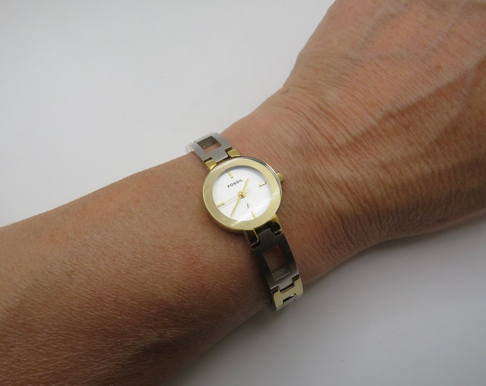 Vintage watch / womens watch /  6.1" small wrist / vintage two tone  wrist watch / Fossil Watch / watch / ladies  watch T11