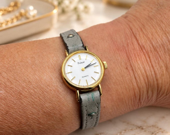 Vintage Pulsar by seiko Ladies Quartz Watch – Gold Tone Dress Watch with rare grey Leather Strap | Classic Minimalist Wristwatch (x40)