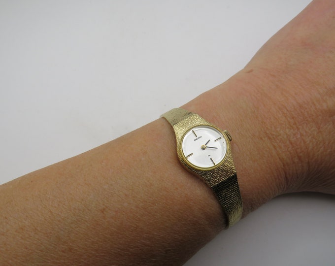 vintage Seiko / mechanical watch / Seiko hand wind / 17  jewels / womens watches / watch / vintage  watch (N2)