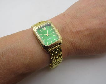 Reloj dorado: esfera verde, cara rectangular BB18
