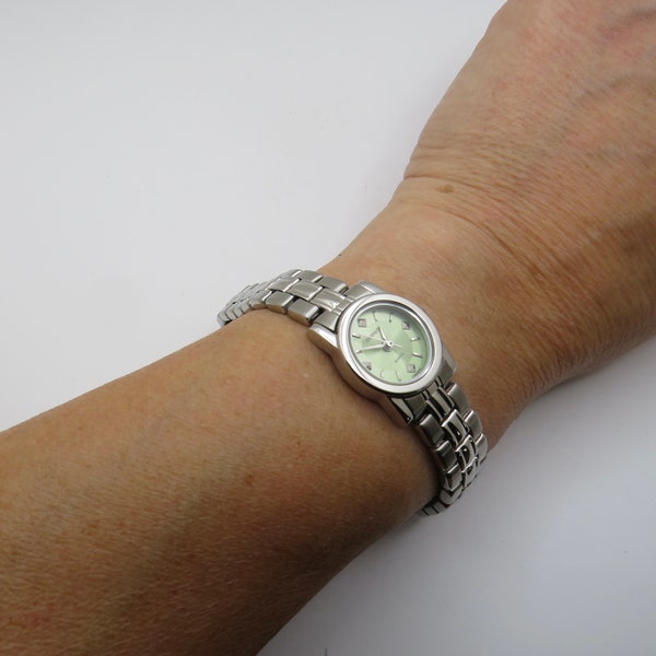 Vintage watch / Green dial / WOMANS watches / vintage 8" wrist watch / watches / vintage Watch / womans  watch (RBF1)