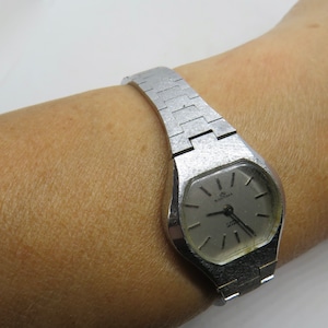 Vintage Hand Winding  mechanical ladies Dress Watch /  ladies modern face Watch / vintage Gift for her