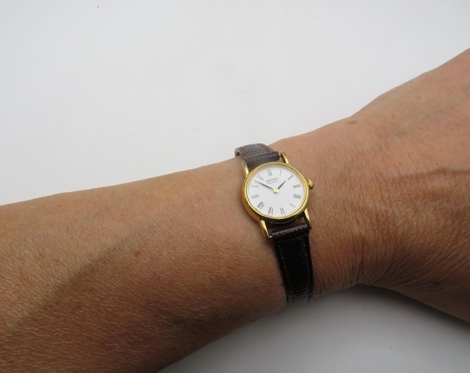 Seiko gold dainty watch / vintage wrist watch / womans gold watch / adjustable wrist5.5" up to  7.1" max / vintage watch / ladies watch (w6)