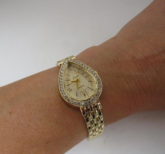 Sparkle Heart Bracelet Watch: Gold Plated Ladies Quartz Watch (AA22)